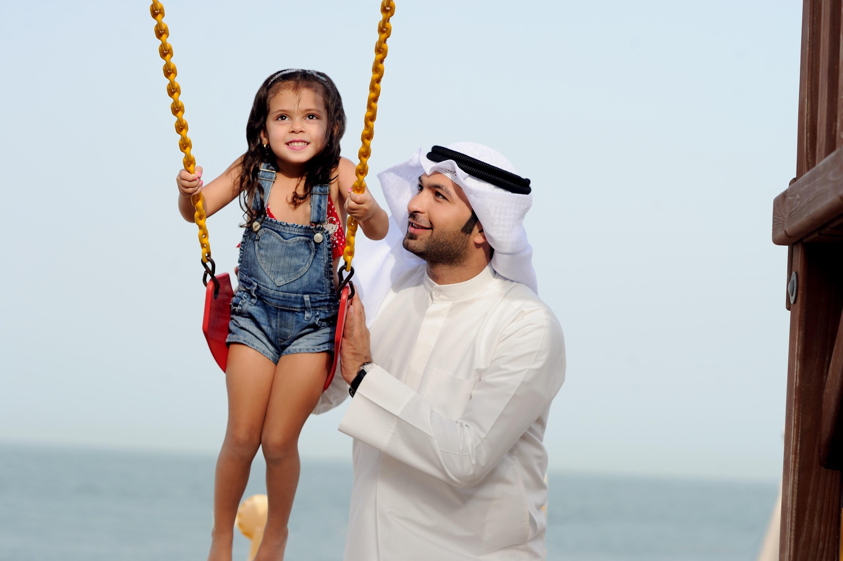 Moevenpick Hotel & Resort Al Bida'A Salmiya Exteriér fotografie A father and daughter in the United Arab Emirates