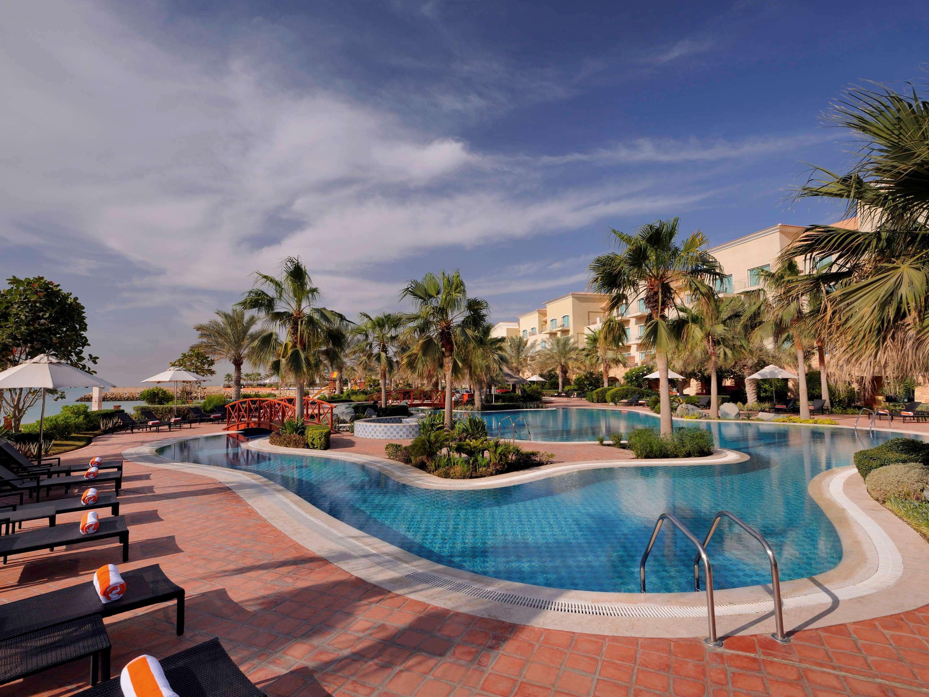 Moevenpick Hotel & Resort Al Bida'A Salmiya Exteriér fotografie The swimming pool at Jumeirah Creekside