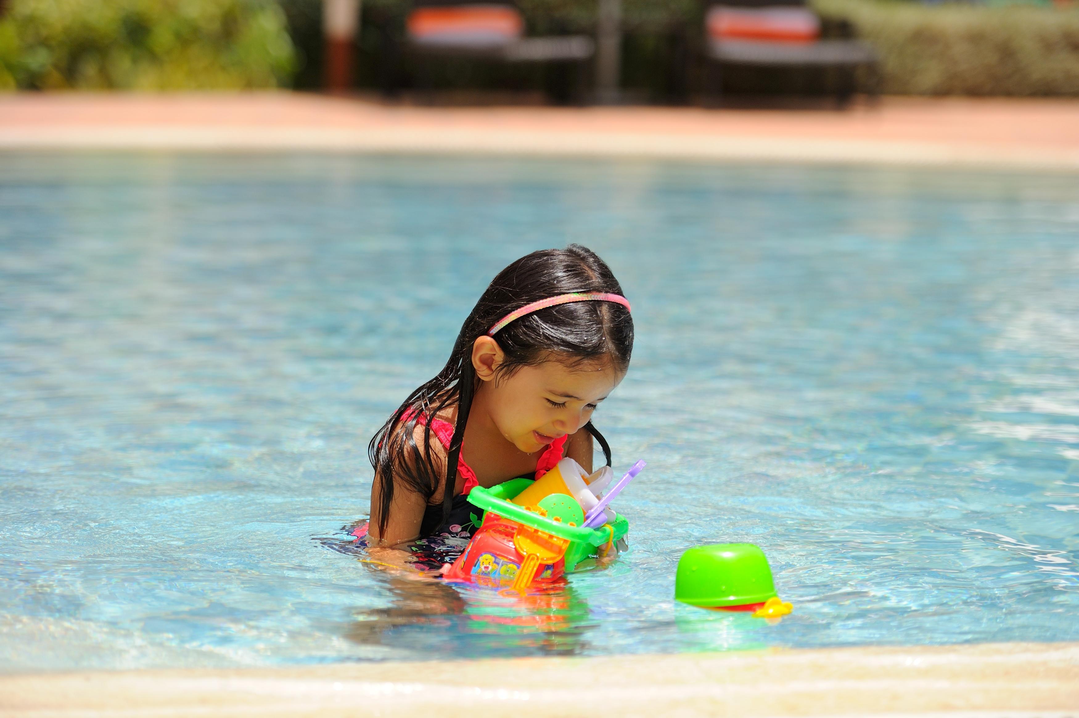 Moevenpick Hotel & Resort Al Bida'A Salmiya Exteriér fotografie A child playing with toys in a swimming pool