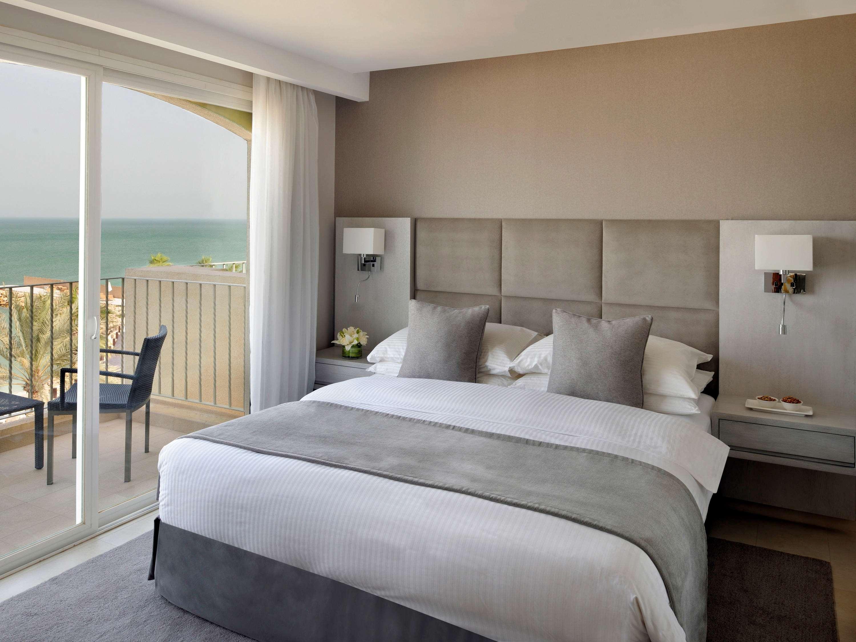 Moevenpick Hotel & Resort Al Bida'A Salmiya Exteriér fotografie A bedroom at the Hilton Tel Aviv