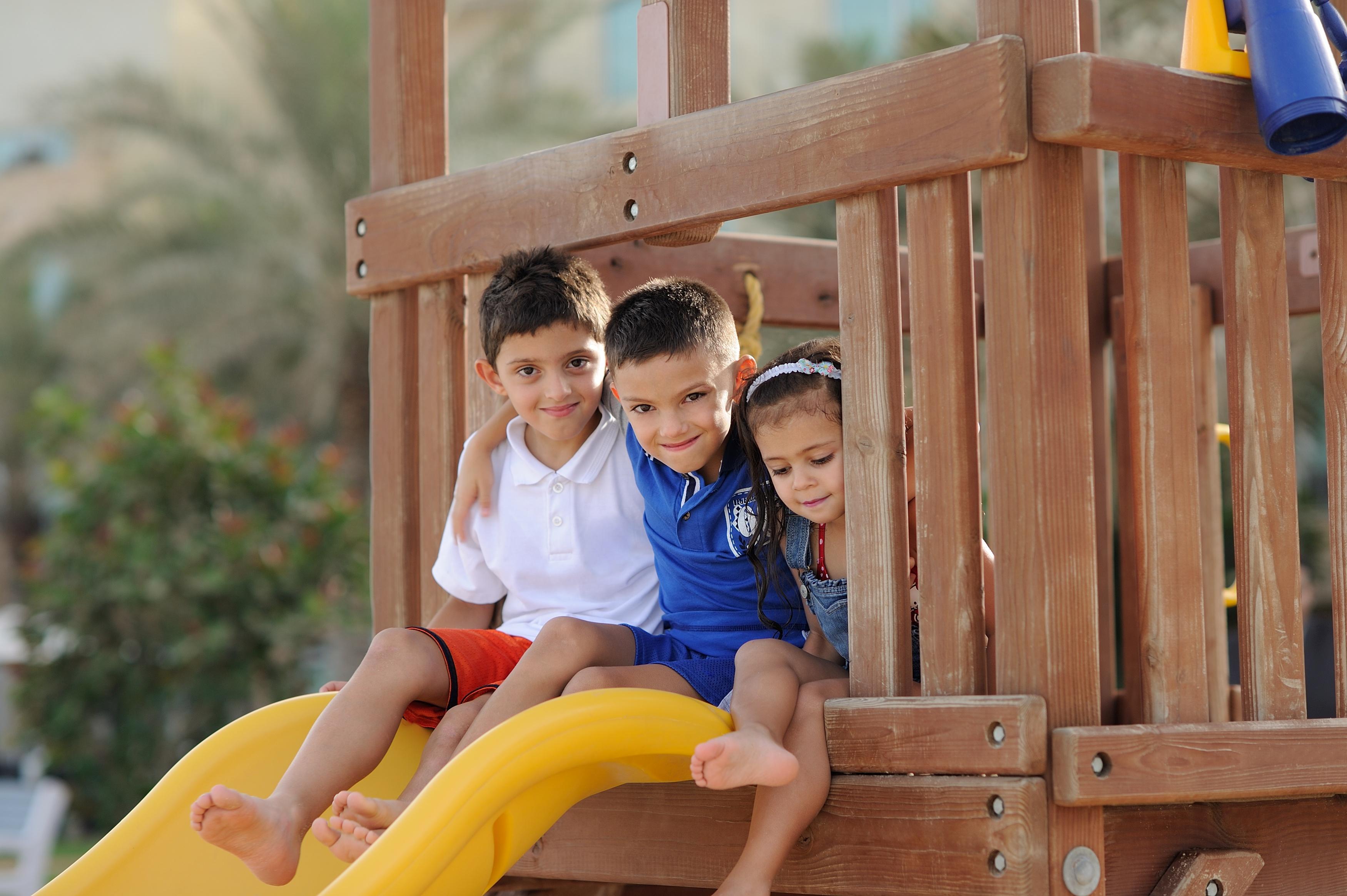 Moevenpick Hotel & Resort Al Bida'A Salmiya Exteriér fotografie Children playing on a slide