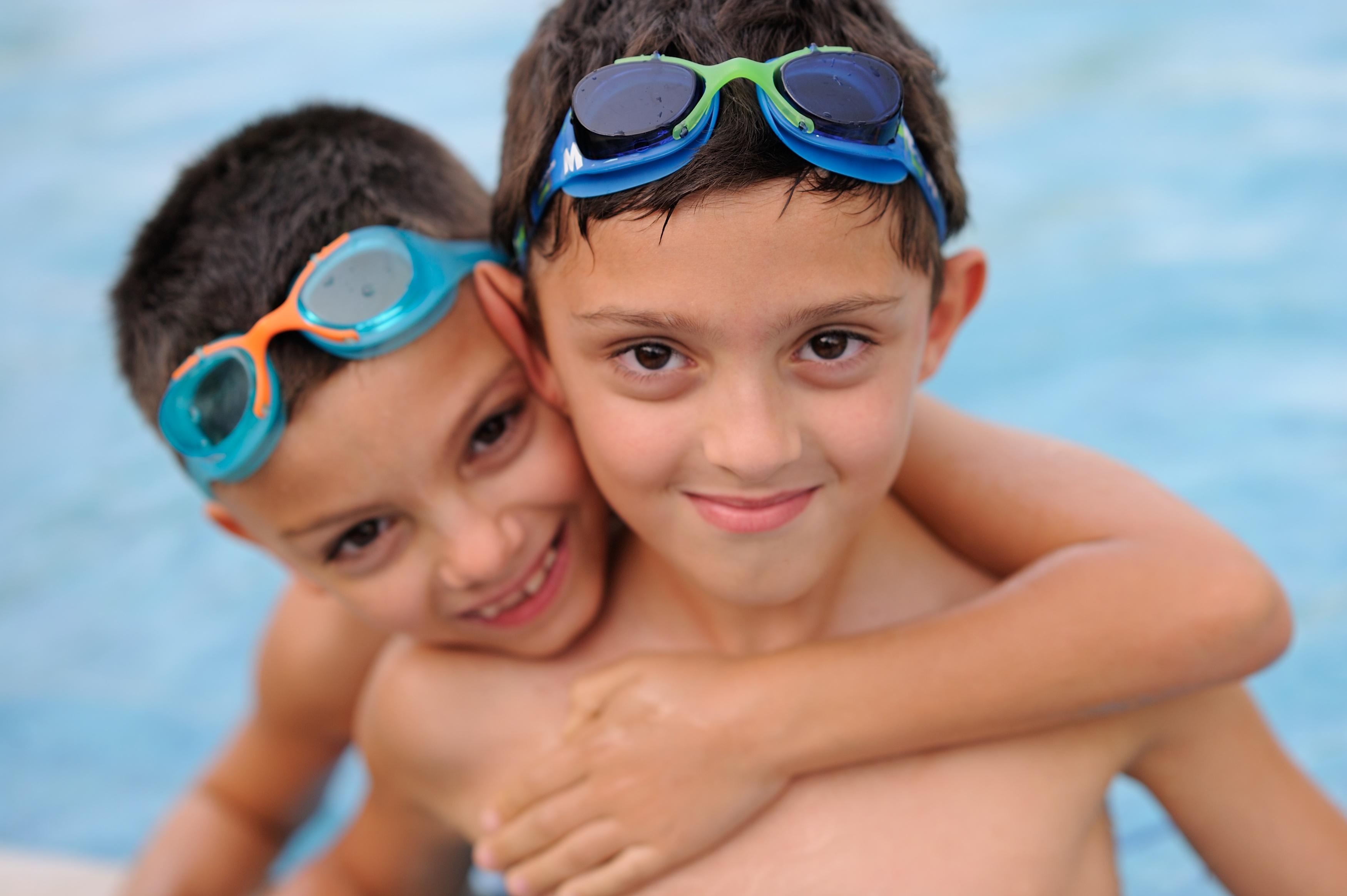 Moevenpick Hotel & Resort Al Bida'A Salmiya Exteriér fotografie Two boys wearing swim goggles