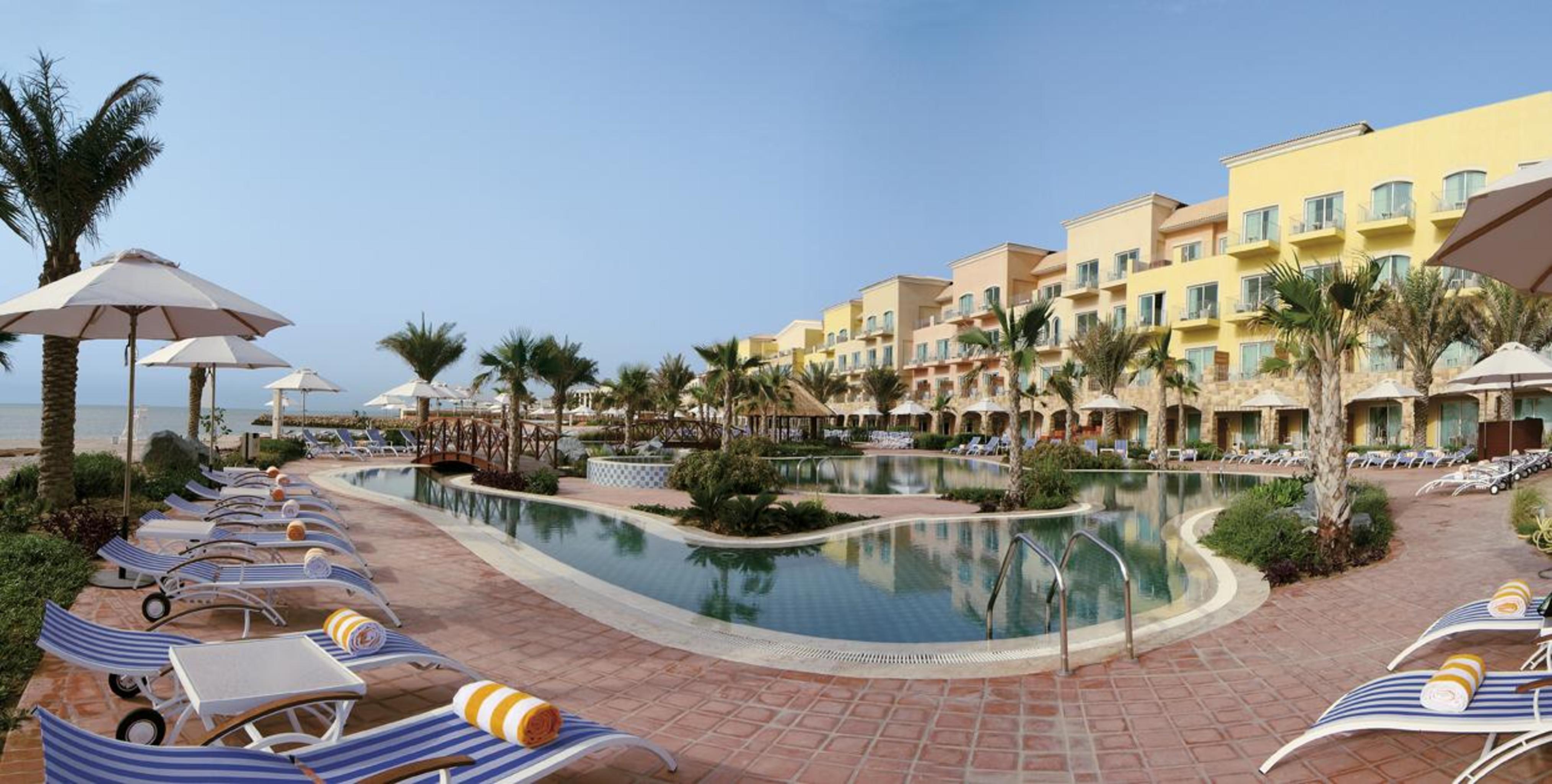 Moevenpick Hotel & Resort Al Bida'A Salmiya Exteriér fotografie The swimming pool at the resort