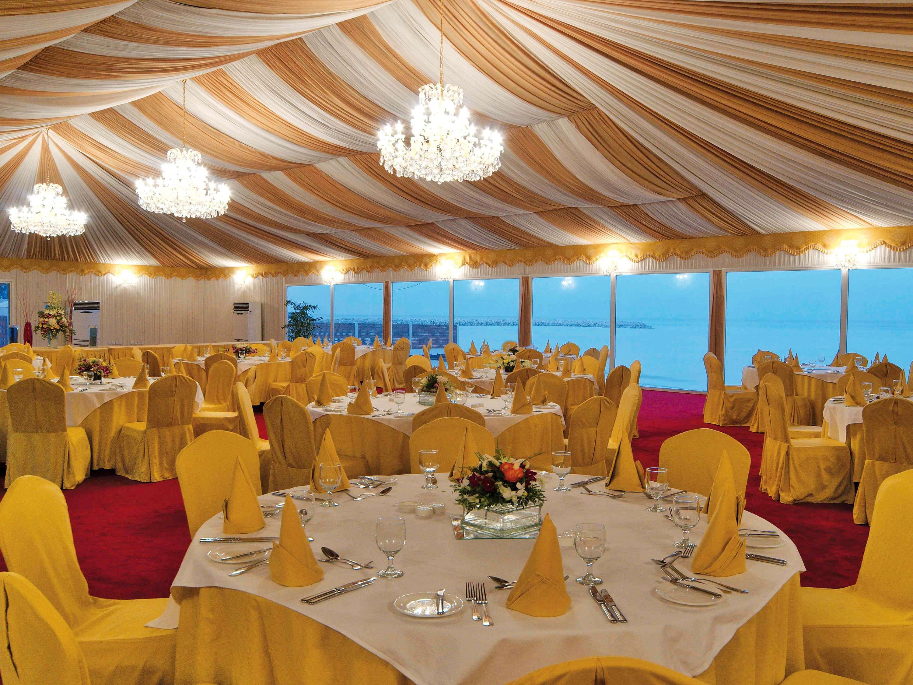 Moevenpick Hotel & Resort Al Bida'A Salmiya Exteriér fotografie The interior of the tent