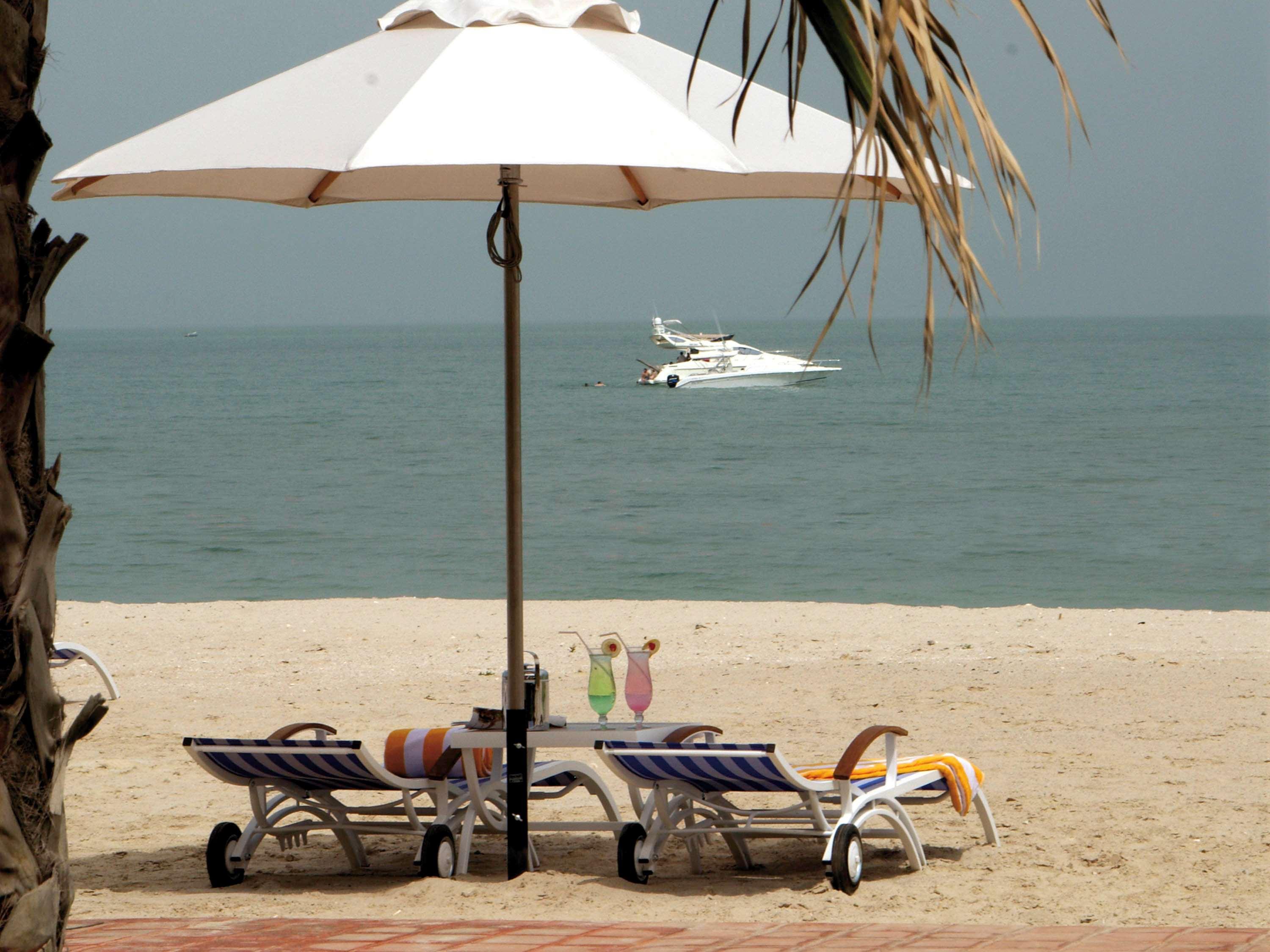 Moevenpick Hotel & Resort Al Bida'A Salmiya Exteriér fotografie Beach at the Palm Beach Hotel