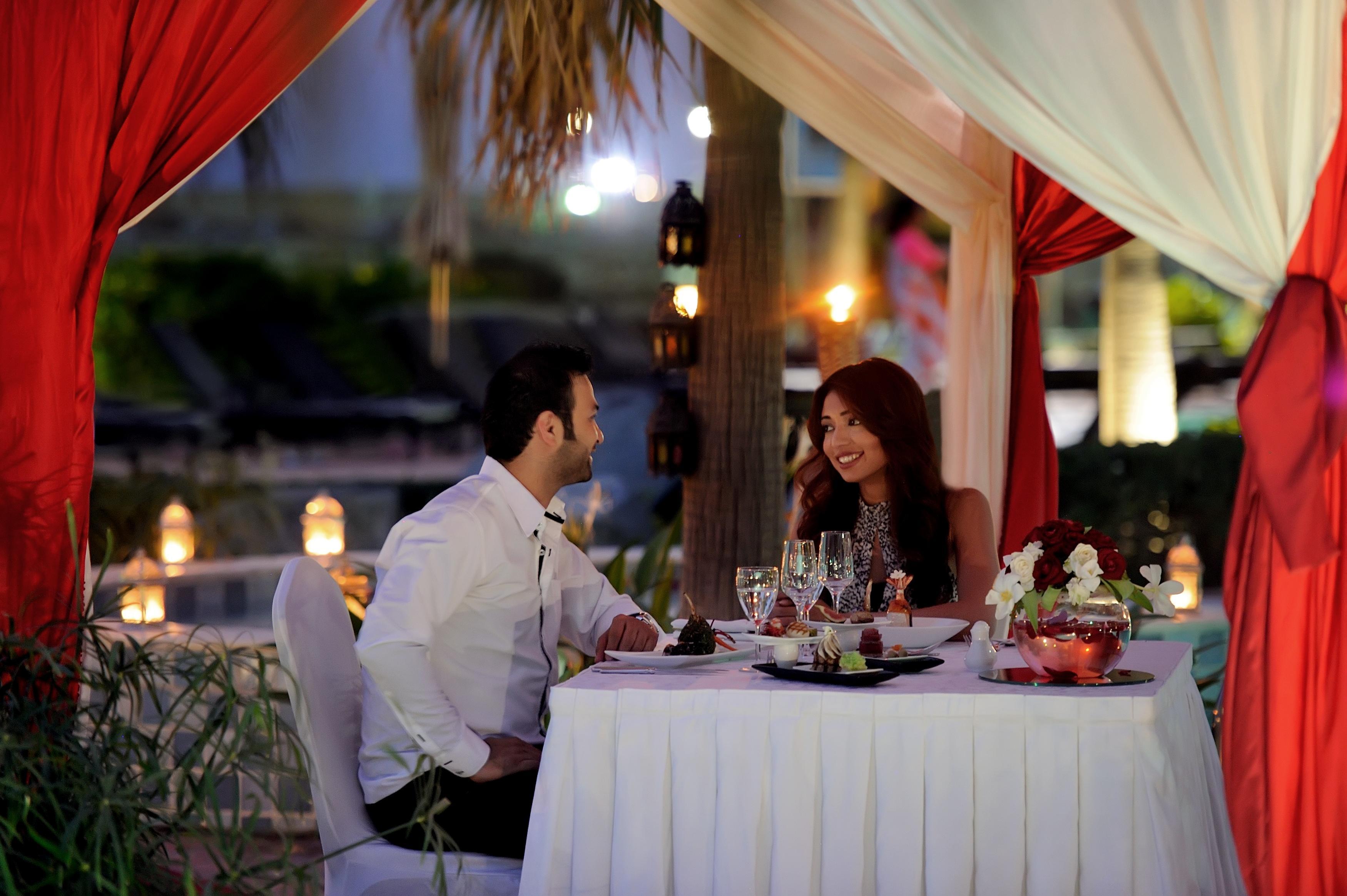 Moevenpick Hotel & Resort Al Bida'A Salmiya Exteriér fotografie A couple dining at a restaurant